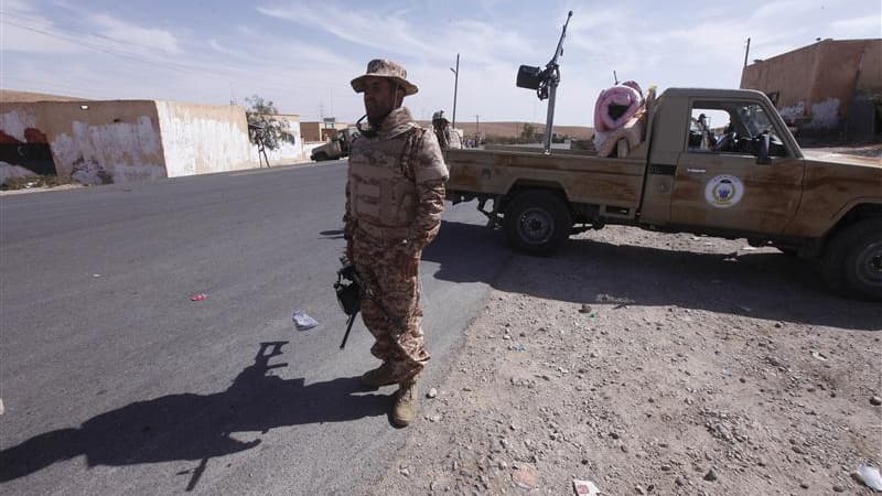 Un militaire libyen aux portes de Bani Walid, l'un des anciens bastions du défunt Mouammar Kadhafi, où des combats se poursuivent et qui assombrissent les célébrations du premier anniversaire de la "libération" de l'emprise du dictateur. Bien que les nouv