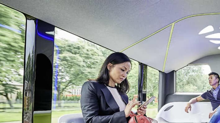 Dix caméras, des radars courte et longue portées mais aussi un GPS pointu au centimètre près, tel est l'arsenal technologique de ce bus de la ville 2.0.