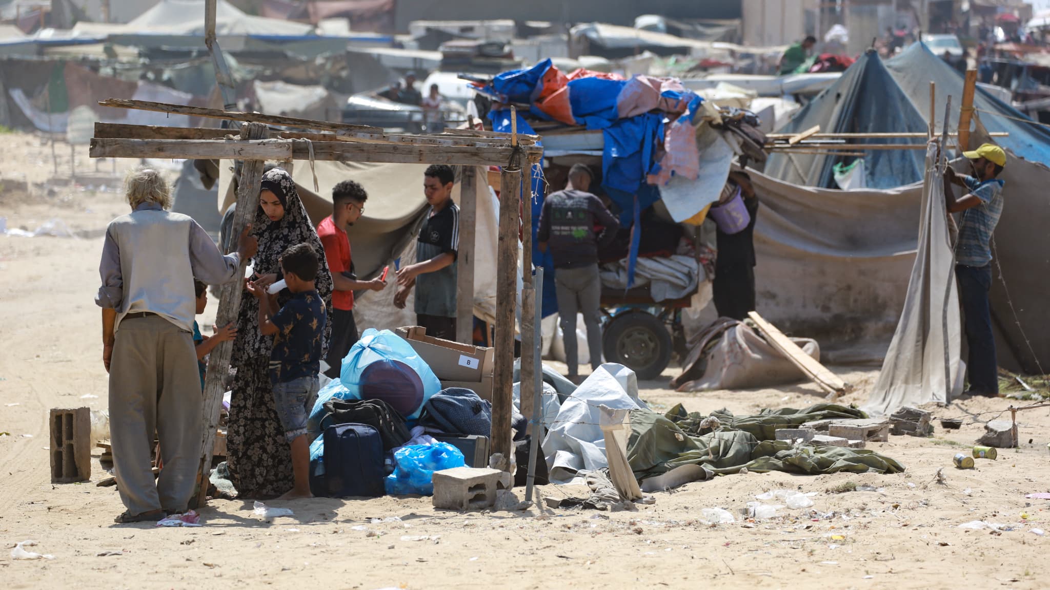 Des Palestiniens se préparent à fuir un camp de fortune pour personnes déplacées à Khan Younès, dans le sud de la bande de Gaza, après que des chars israéliens ont pris position sur une colline surplombant la zone, le 18 août 2024. Des Palestiniens se préparent à fuir un camp de fortune pour personnes déplacées à Khan Younès, dans le sud de la bande de Gaza, après que des chars israéliens ont pris position sur une colline surplombant la zone, le 18 août 2024.