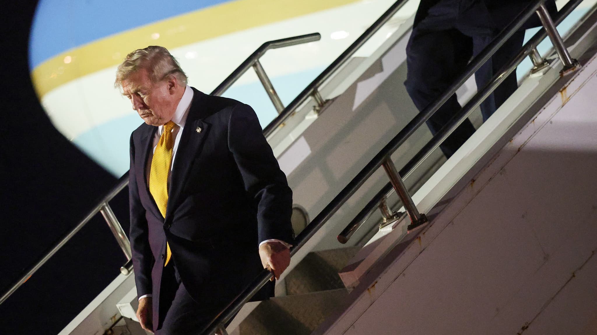 La presse américaine révèle que Donald Trump a secrètement changé d'avion après le sommet de l'Otan en raison de menaces iraniennes