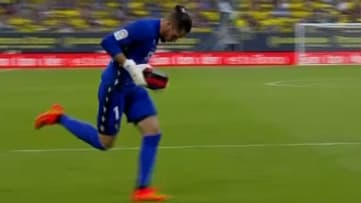 Le gardien de Cadix qui amène un défibrillateur en tribune pour un spectateur qui fait un malaise cardiaque, en fin de match contre le Barça, le 10 septembre 2022 Le gardien de Cadix qui amène un défibrillateur en tribune pour un spectateur qui fait un malaise cardiaque, en fin de match contre le Barça, le 10 septembre 2022