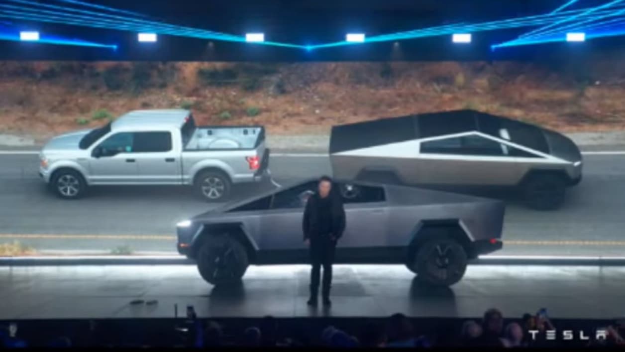 La comparaison avec un Ford F-150 en taille classique. La comparaison avec un Ford F-150 en taille classique.