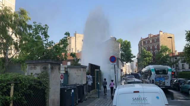 Un geyser déclenché par l'ouverture d'une bouche à incendie à Aubervilliers mercredi.