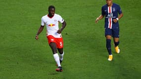 Dayot Upamecano face à Kylian Mbappé