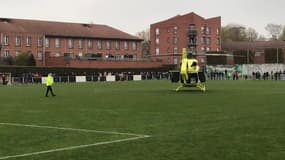 Un hélicoptère dans le rond central pendant le match de Beauvais 
