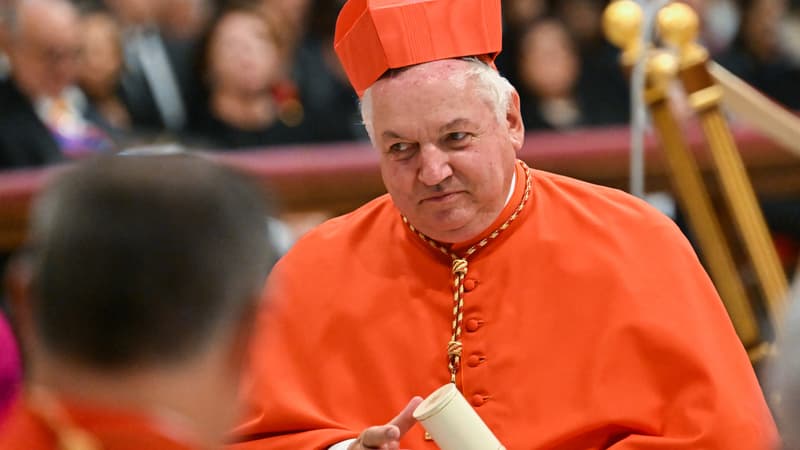Monseigneur Jean-Marc Aveline porte sa barrette après avoir été élevé au rang de cardinal par le pape lors d'un consistoire visant à créer 20 nouveaux cardinaux, le 27 août 2022 à la basilique Saint-Pierre au Vatican.