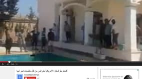 Les hommes se sont filmés au bord d'une piscine, dans la partie résidentielle de l'ambassade.