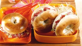 Amateurs de viande, faites vous plaisir avec ces bagels de germes et charcuterie. La recette est ici.