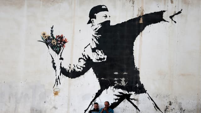 "Le lanceur de fleurs", le célèbre graffiti de Banksy, peint sur un mur à Bethléem, en 2015.