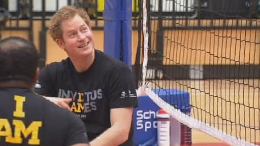 Le prince Harry s'est essayé jeudi au volley-ball assis.