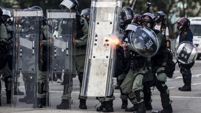 La police anti-émeute fait feu contre les manifestants, à Hong-Kong, pendant une journée de violents affrontements