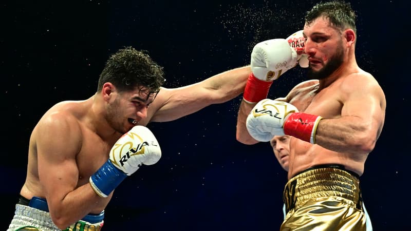 Arsen Goulamirian (à droite) dominé par le Mexicain Gilberto "Zurdo" Ramirez le 30 mars 2024