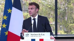 Plan eau: Emmanuel Macron rappelle qu'à cause des fuites sur les réseaux d'eau nationaux, "un litre sur cinq est perdu" 