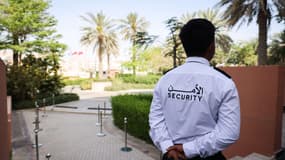 Un agent de sécurité à Doha au Qatar avant le tirage au sort de la Coupe du monde 2022