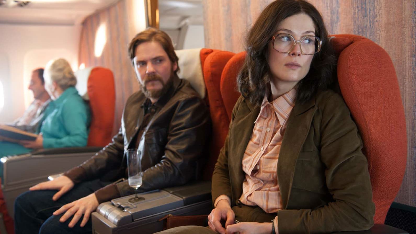Daniel Brühl et Rosamund Pike dans "Otages à Entebbe", en salles le 2 mai 2018 Daniel Brühl et Rosamund Pike dans "Otages à Entebbe", en salles le 2 mai 2018