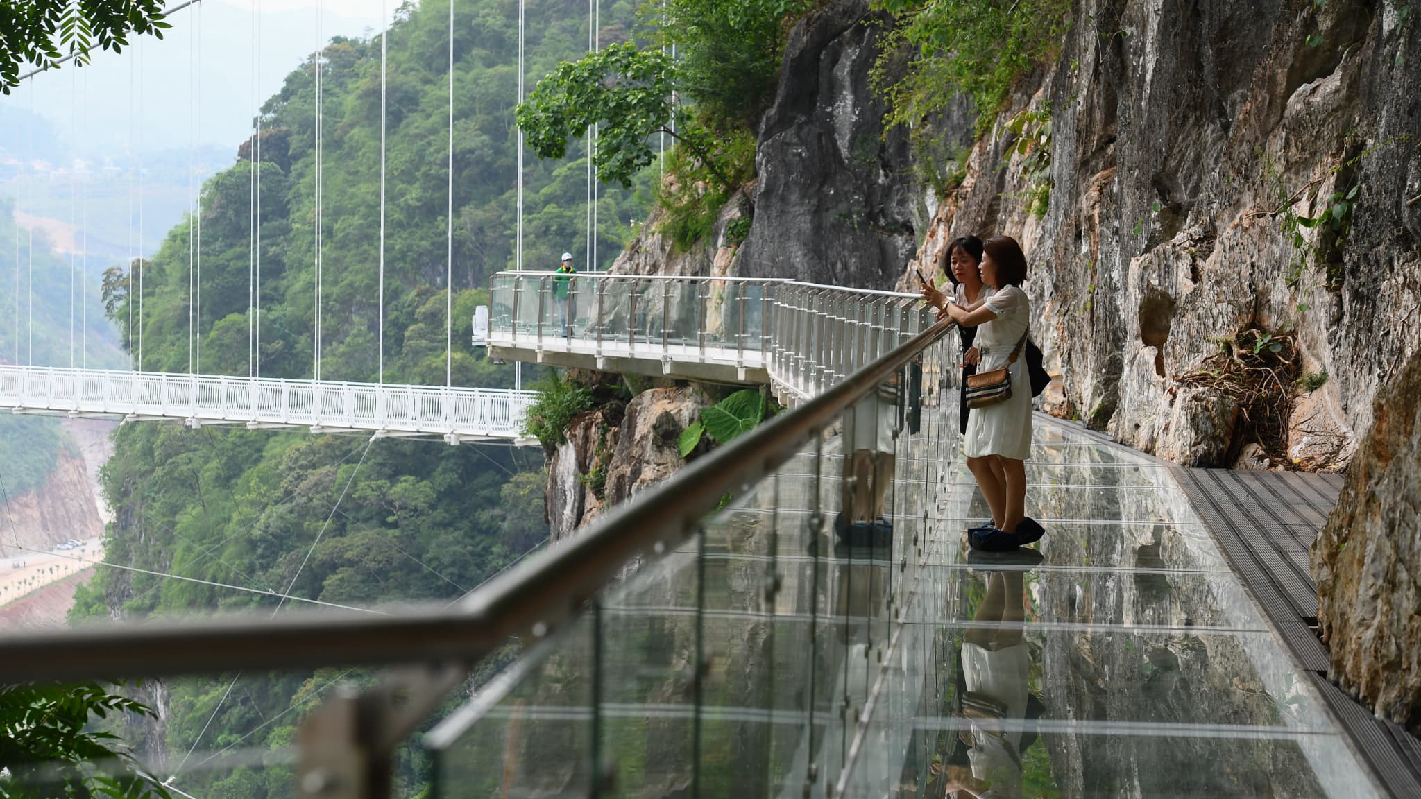 Le pont permet aux habitants et aux touristes d'avoir une vue magnifique sur la jungle