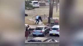 Une vidéo montre un passant désarmer l'un des assaillants de la fusillade de la plage de Bondi, à Sydney, en Australie, le 14 décembre 2025.