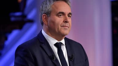 Xavier Bertrand dans un studio de télévision le 31 mai 2023