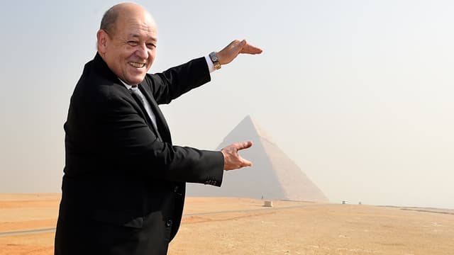 Jean-Yves Le Drian, le ministre de la Défense, prend la pause devant les pyramides.