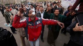 La place Tahrir dans le centre du Caire a commencé mardi à se noircir de monde à l'occasion d'une journée destinée à rassembler un million de personnes en Egypte pour réclamer le départ du président Hosni Moubarak. /Photo prise le 1er février 2011/REUTERS
