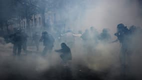 Gaz lacrymogènes et charge des CRS pendant une manifestation contre la réforme des retraites, le 1er mai 2023 à Lyon 