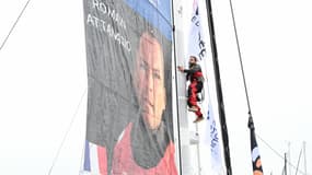 Romain Attanasio prépare son bateau avant le Vendée Globe aux Sables d'Olonnes, 7 novembre 2024