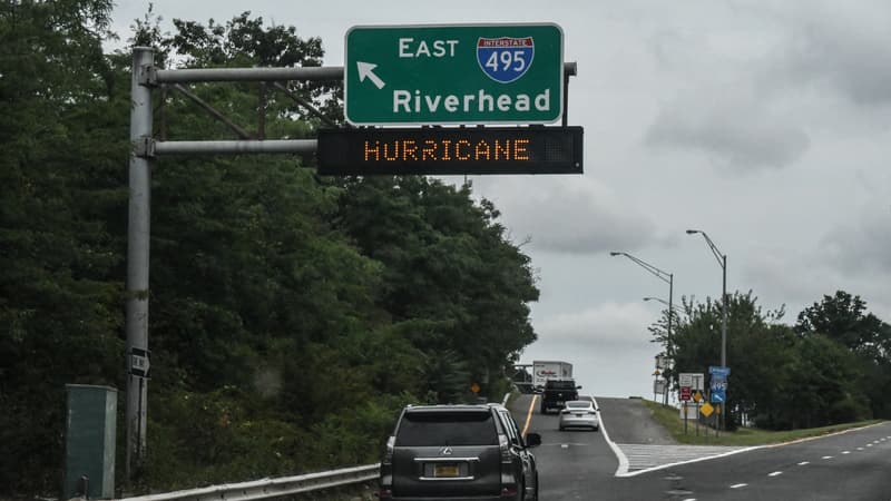 Une autoroute signale l'ouragan Henri le 21 août 2021 à Melville (New-York).