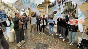 Une manifestation des étudiants et des usagers des transports marseillais jeudi 22 février devant les locaux de la métropole d'Aix-Marseille-Provence à Marseille (Bouches-du-Rhône) afin de demander un remboursement en raison de la dégradation de l'offre de transport de la RTM.
