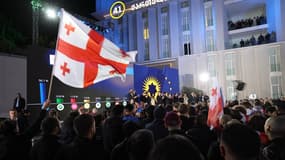 Des militants du Rêve géorgien au QG du parti le soir des législatives à Tbilissi, le 26 octobre 2024. 