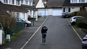 Un policier dans une rue près du parc des Templiers, à Longjumeau, le 8 février 2025, après la découverte du corps de Louise, une collégienne de 11 ans.