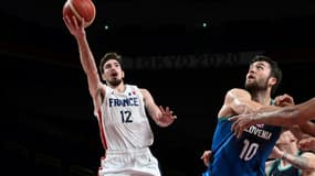 Le Français Nando De Colo (g) en action contre la Slovénie en demi-finale des JO de Tokyo, le 5 août 2021  