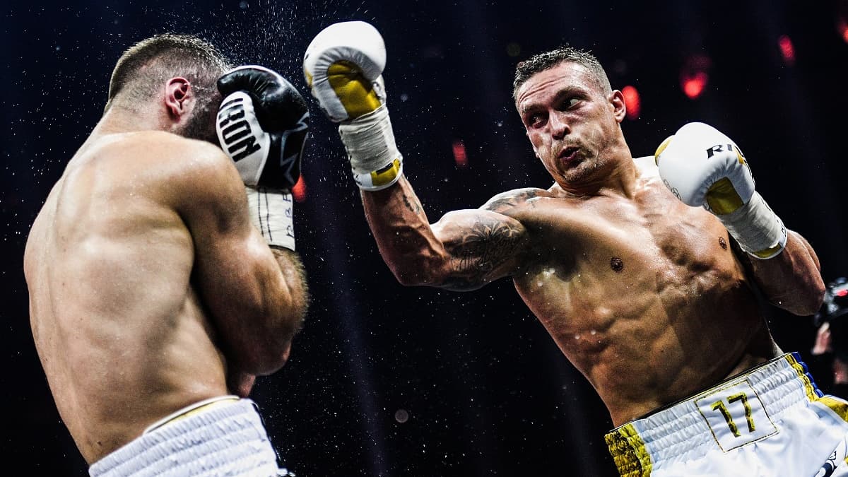 Oleksandr Usyk (à droite) lors de sa victoire sur Murat Gassiev en juillet 2018 Oleksandr Usyk (à droite) lors de sa victoire sur Murat Gassiev en juillet 2018
