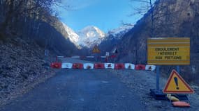 La route est actuellement fermée à la circulation pendant l’hiver.