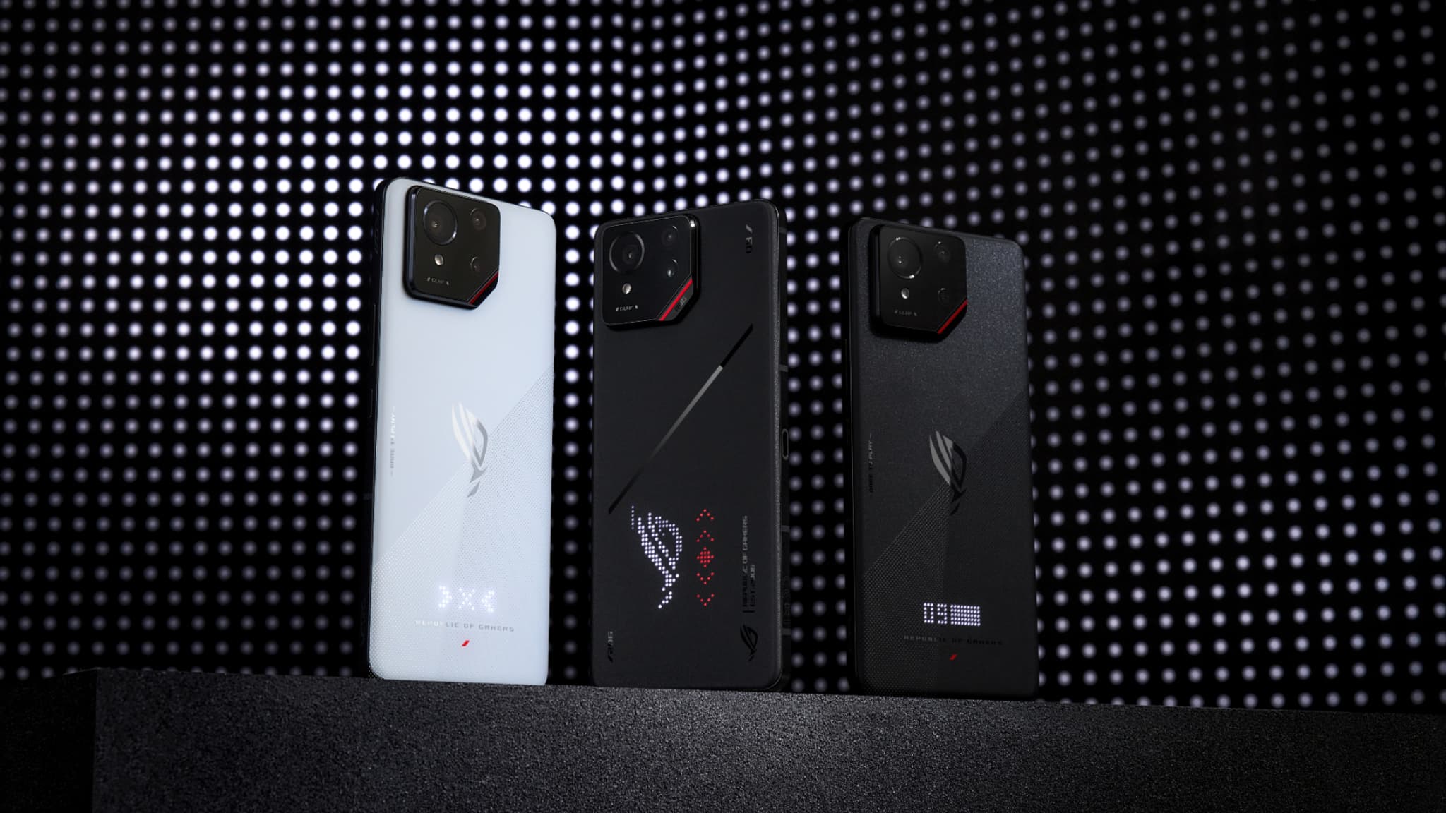 La gamme Asus ROG Phone 9 (à gauche et à droite) et 9 Pro (au centre)