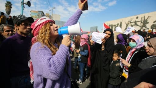 Une Irakienne prend la parole lors d'une manifestation contre le gouvernement sur la place Tahrir à Bagdad le 13 février 2020