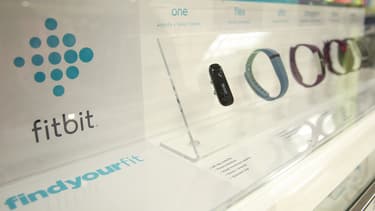 Fitbit a vendu cinq fois plus de bracelets connectés qu'Apple a vendu d'AppleWatch. Mais les deux produits sont-ils vraiment comparables?
