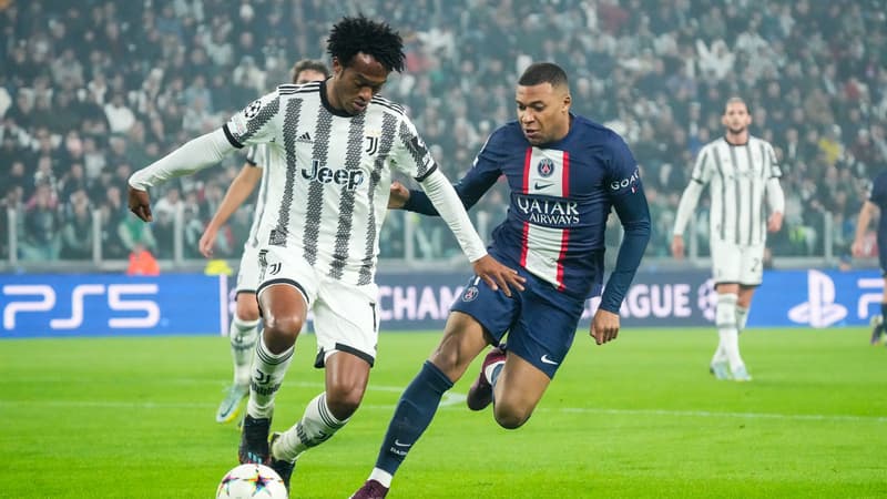 Juan Cuadrado avec Kylian Mbappé lors de Juventus-PSG, à Turin le 2 novembre 2022