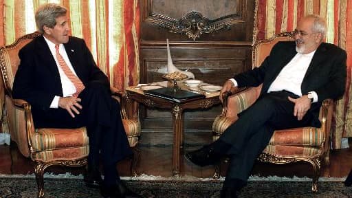 Le secrétaire d'Etat américain John Kerry (g) et le chef de la diplomatie iranienne Mohammad Javad Zarif aux Nations unies à New York le 27 avril 2015