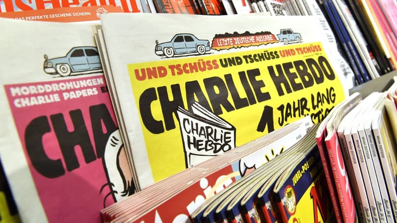 Des exemplaires du journal satirique Charlie Hebdo dans un kiosque allemand, à Berlin.