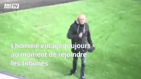 Un fan en colère entre sur le terrain pour engueuler ses joueurs