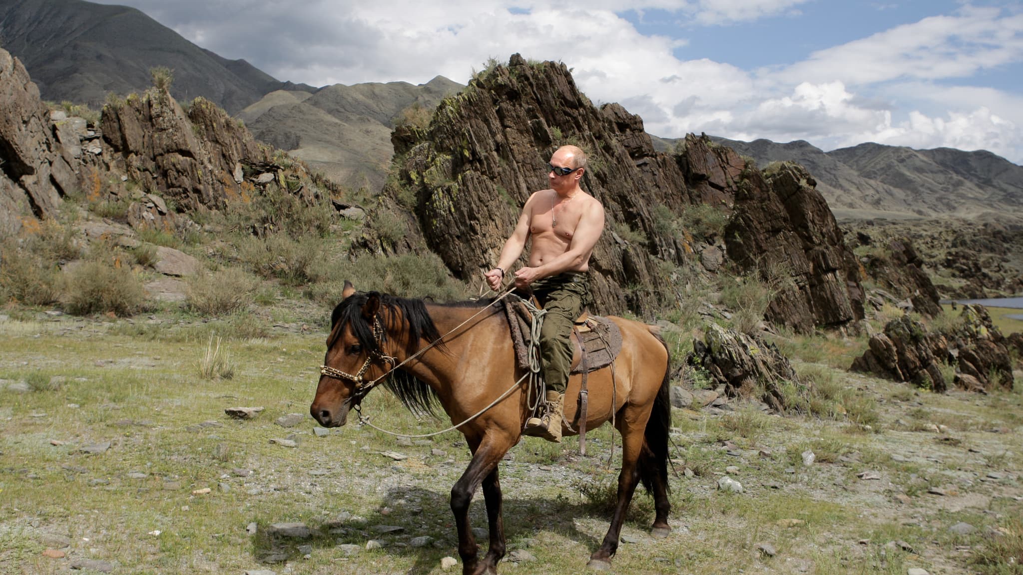 Le Premier ministre russe Vladimir Poutine monte à cheval pendant ses vacances à l'extérieur de la ville de Kyzyl, en Sibérie du Sud, le 3 août 2009. 