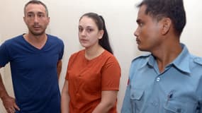 Une jeune Française de 19 ans (ici au centre) a été condamnée à 25 ans de prison au Cambodge pour trafic de drogue.