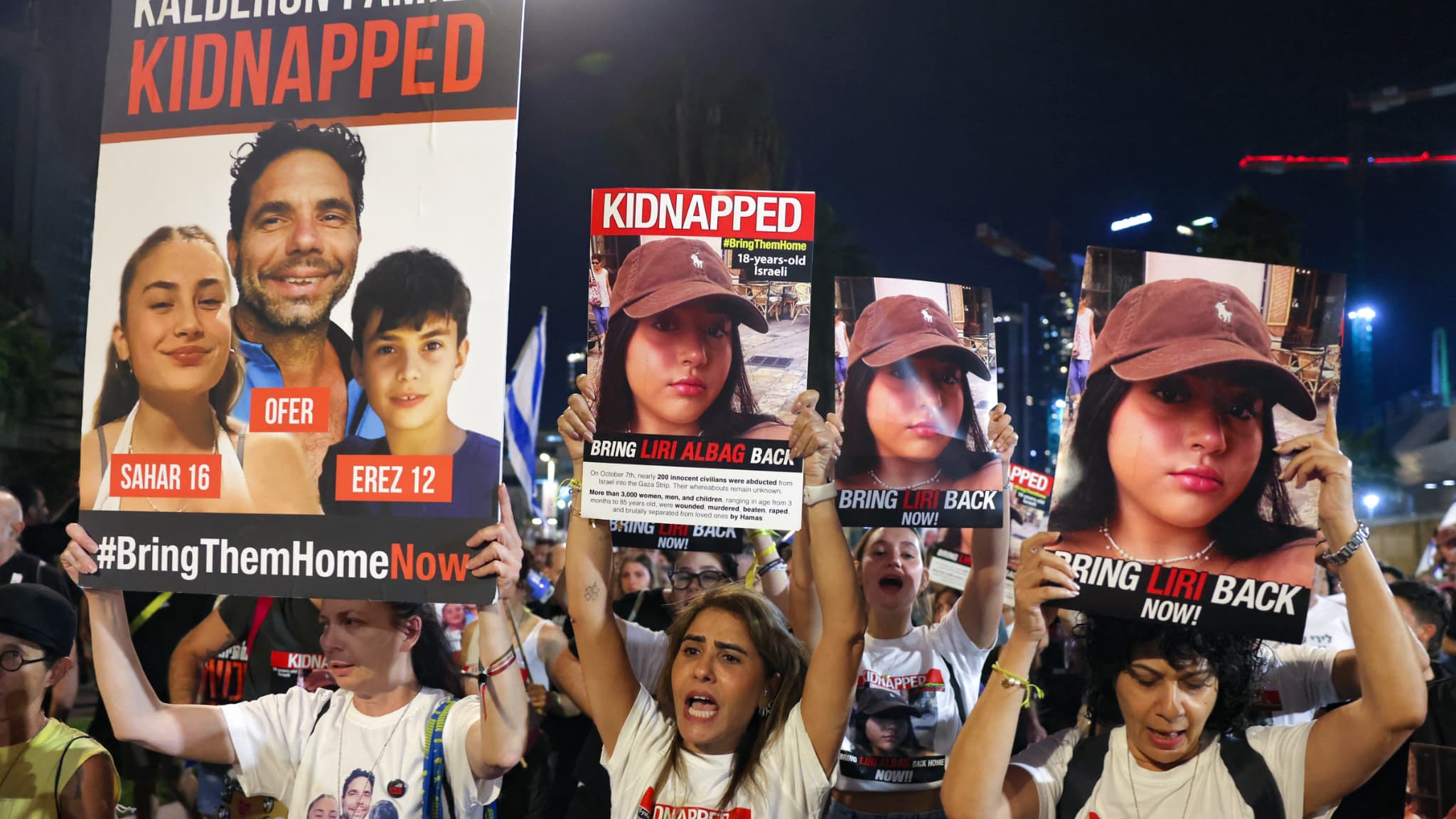Des gens brandissent des affiches avec les images de la famille Kalderon et de Liri Albag le 11 novembre 2023, lors d'une manifestation à Tel Aviv appelant à la libération des otages israéliens pris par des militants palestiniens lors de l'attaque du 7 octobre et actuellement détenus dans la bande de Gaza. au milieu des combats en cours entre Israël et le groupe militant Hamas. Des gens brandissent des affiches avec les images de la famille Kalderon et de Liri Albag le 11 novembre 2023, lors d'une manifestation à Tel Aviv appelant à la libération des otages israéliens pris par des militants palestiniens lors de l'attaque du 7 octobre et actuellement détenus dans la bande de Gaza. au milieu des combats en cours entre Israël et le groupe militant Hamas.