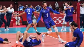 La joie des volleyeurs français, sacrés champions olympiques