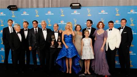 Le producteur Matthew Weiner (au centre) et la distribution de la série "Mad Men". Cette série, qui dépeint la vie d'une agence publicitaire dans le New York des années 1960, s'est vu décerner pour la troisième année consécutive l'Emmy Award de la meilleu