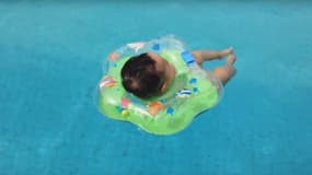 Les bouées de cou sont censées favoriser la motricité du bébé. 