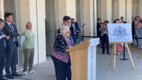 Denise Toros-Marter, âgée de 96 ans, s'est exprimée en compagnie du maire de Marseille Benoît Payan lors de la cérémonie de dénomination de l'école en son honneur. 