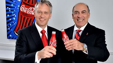 Muhtar Kent (à droite) laisse les rênes de la compagnie à James Quincey (à gauche)