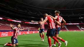La joie de l'attaquant argentin de l'Atlético Madrid, Angel Correa, félicité par ses coéquipiers après avoir marqué le 2e but contre la Real Sociedad, lors de leur match de Liga, le 12 mai 2021 au stade Wanda Metropolitano à Madrid