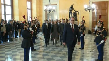 Les présidents de groupes politiquent entrent ensemble à l'Assemblée, mardi 12 février, afin de marquer leur "unité" face aux violences antiparlementaires